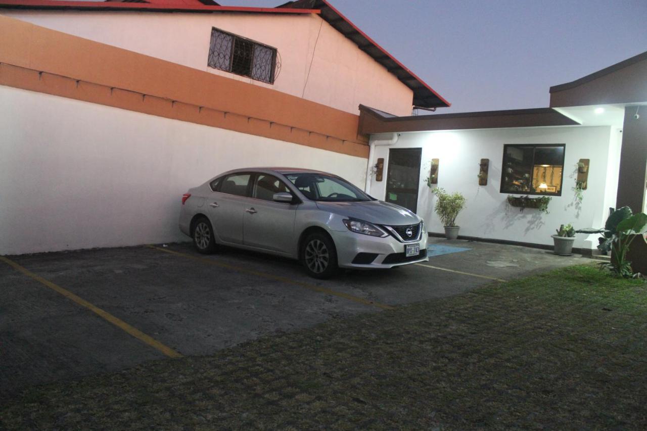 Berlor Airport Inn Río Segundo Buitenkant foto